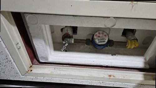 서대문구 누수탐지 천장 모서리에 번진 벽지 얼룩과 점검 흔적