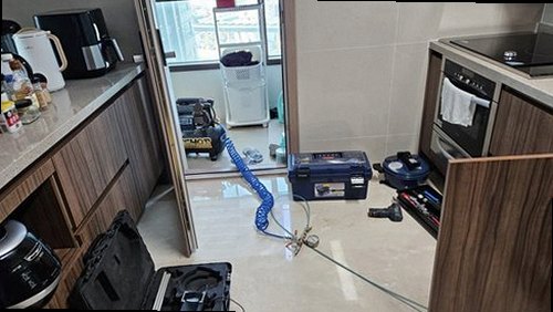 서대문구 누수탐지 천장 얼룩의 번짐 방향을 살피는 모습