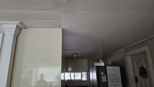 서대문구 누수탐지 벽 속 배관 위치를 기록하며 검증 순서를 정리하는 모습