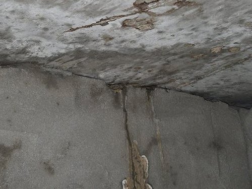 서울 중구 누수탐지 노출 배관과 보수 흔적이 함께 보이는 벽면