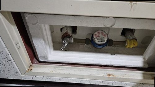 서울 중구 누수탐지 베란다 외벽 줄눈과 창틀 하단을 살피는 장면