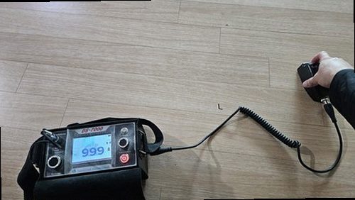 강서구 누수탐지 베란다 우수관 연결부 점검 장면