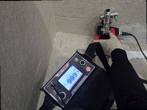과천 누수탐지 배관 점검 위치를 표시한 벽면과 바닥 구간