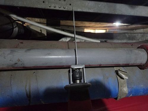 광주 누수탐지 바닥 난방관 이음부 주변을 확인하는 점검 준비 장면