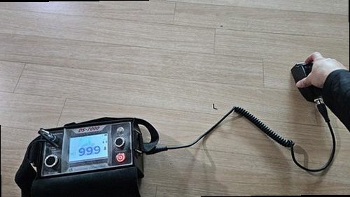 광주 누수탐지 욕실 바닥 타일 줄눈 주변의 젖은 자국을 살피는 점검 장면