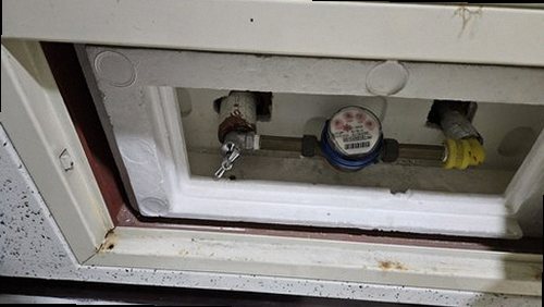 구리 누수탐지 벽 안쪽 급수관과 온수관 배치를 설명하는 단면 이미지