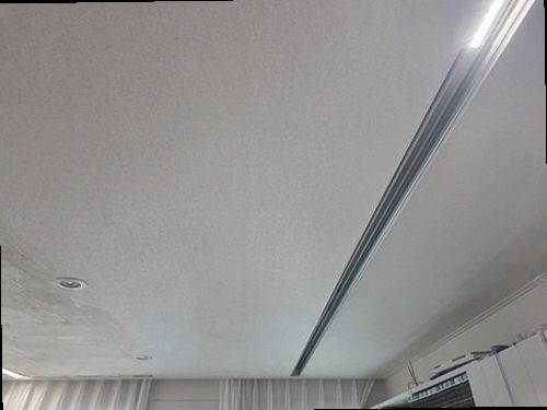 시흥 누수탐지 벽면 얼룩 위치를 기록하는 점검 장면