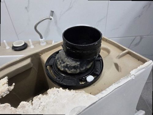 안성 누수탐지 배관 점검 장비를 살피는 바닥 작업 장면