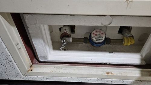 양주 누수탐지 바닥 난방관 주변을 점검하는 장면