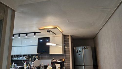 양평 누수탐지 분배기 주변 배관을 살펴보는 장면