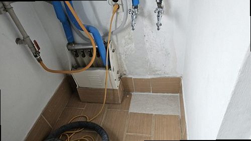 누수탐지 배관 압력계와 바닥 열화상 측정 장비를 점검하는 장면