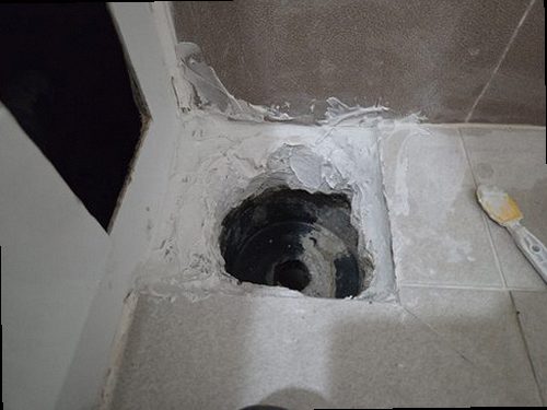 양평 누수탐지 벽면 얼룩과 창틀 둘레를 함께 살피는 모습