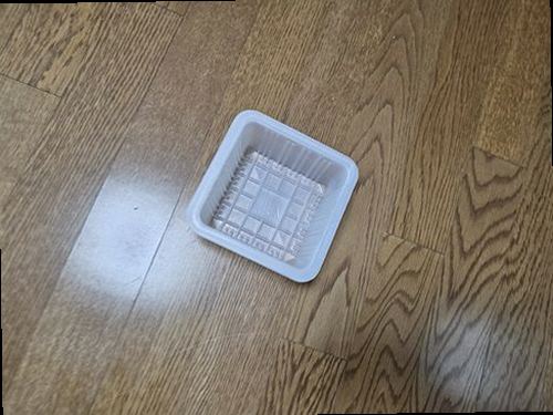 의왕 누수탐지 거실 벽면 얼룩을 점검하는 장면