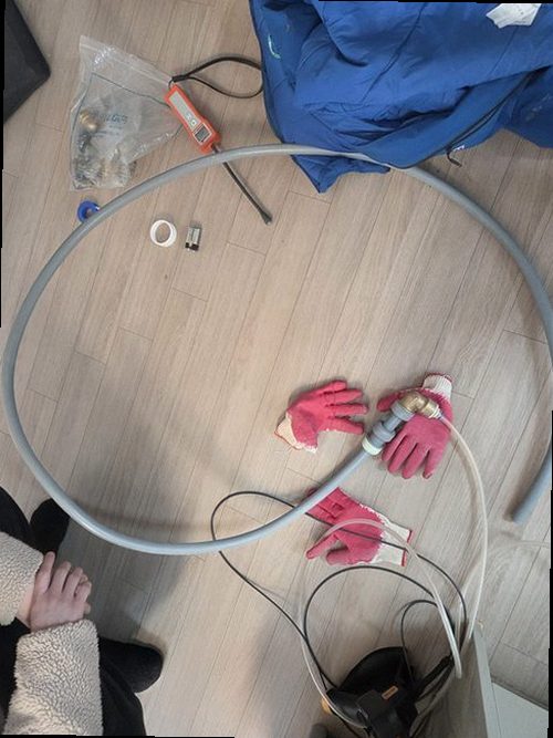 이천 누수탐지 벽지 하단 얼룩과 욕실 줄눈 변색을 비교한 점검 장면
