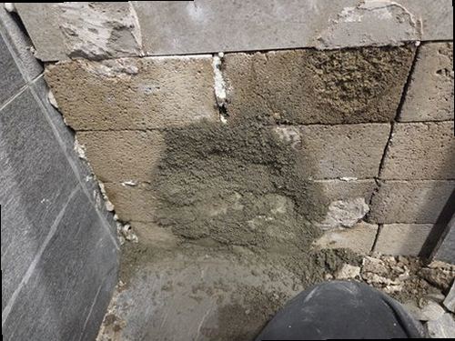 평택 누수탐지 벽돌 외벽 줄눈과 바닥 하부에 남은 젖은 자국을 함께 기록하는 점검 장면