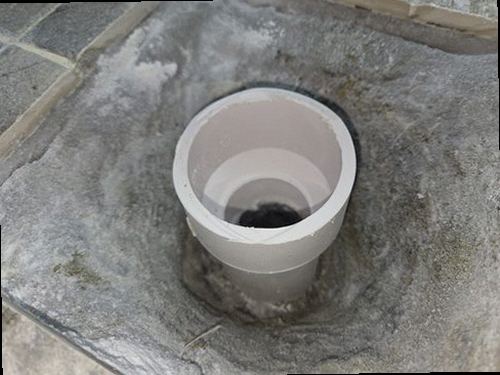 평택 누수탐지 벽면과 바닥의 물기 흔적을 살피는 점검 장면