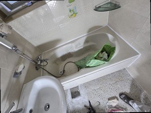 평택 누수탐지 천장 모서리에 번진 옅은 얼룩 확대 사진