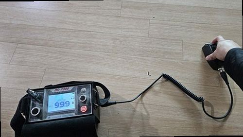 하남 누수탐지 벽지 얼룩의 경계를 연필로 표시해 둔 벽면