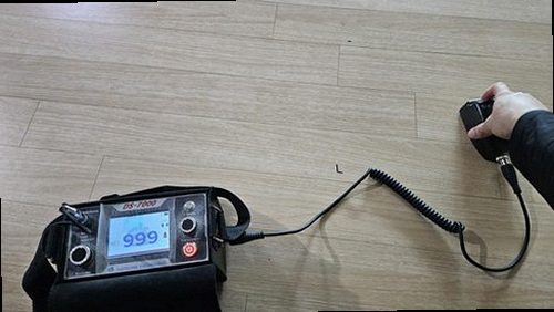 동두천 누수탐지 천장 얼룩 주변의 습기 확산 흔적을 관찰하는 점검 장면