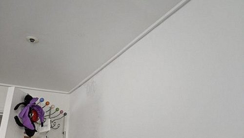 동두천 누수탐지 벽면과 바닥 경계 부근의 젖은 흔적을 기록하는 점검 장면