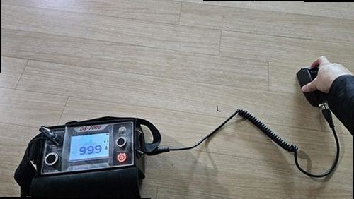 덕양구 누수탐지 옥상 물탱크와 급수관 배치를 살피는 모습