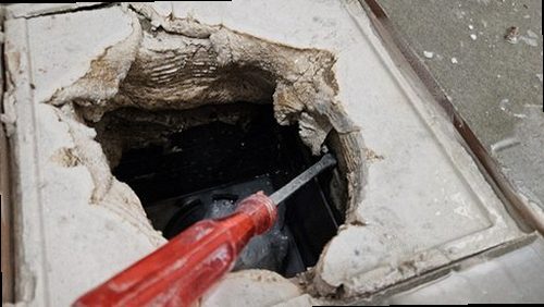 소사구 누수탐지 천장 얼룩의 위치를 기록하는 점검 장면