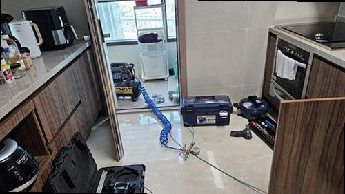 오정구 누수탐지 천장 얼룩이 번진 욕실 벽면을 점검하는 장면