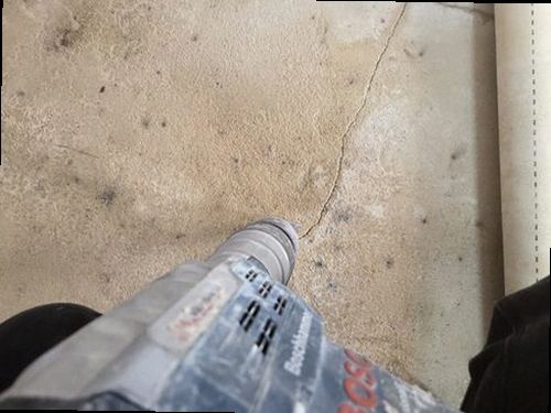 분당구 누수탐지 젖은 벽면에서 얼룩이 번진 방향을 기록하는 장면