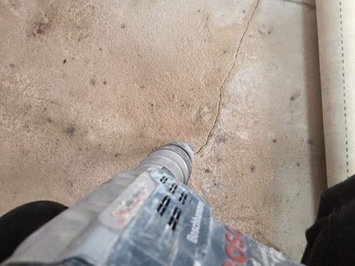 누수탐지 배관 압력 시험을 위해 장비를 연결하는 모습