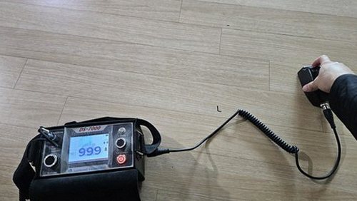 중원구 누수탐지 외벽과 실내 배관 주변의 얼룩 위치를 구분해 기록하는 장면