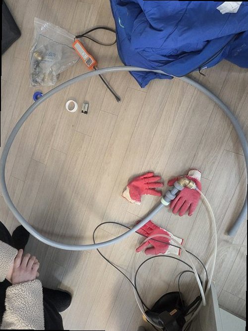 중원구 누수탐지 천장 모서리에 번진 물 얼룩 모습