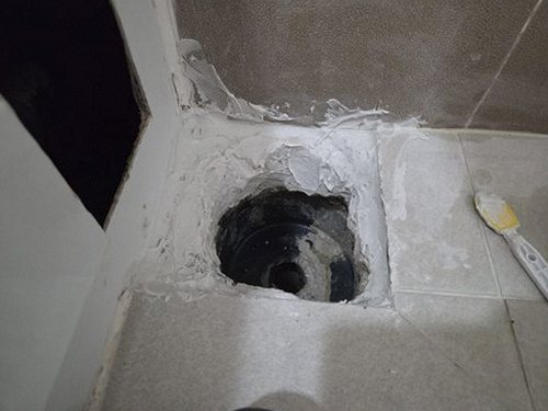 누수탐지 배관 이음부를 점검하는 작업 장면