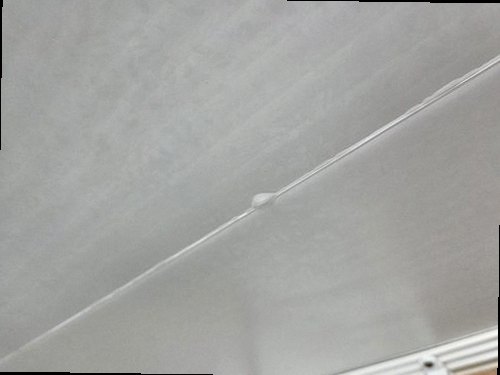 영통구 누수탐지 벽지 얼룩 처치 전후를 같은 위치에서 찍은 비교 사진