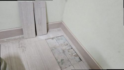 팔달구 누수탐지 배관 연결부를 살펴보는 점검 전 준비 장면