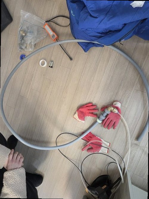 상록구 누수탐지 벽면에 번진 얼룩과 배관 위치를 나타낸 개념 그림