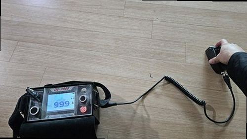 기흥구 누수탐지 천장 가장자리에 번진 얼룩과 벽지 변색을 살피는 모습