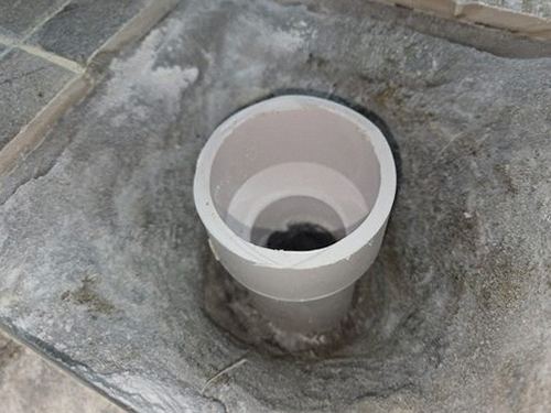 누수탐지 벽면 습기를 점검하고 배관을 측정하는 작업 장면
