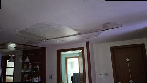 동탄구 누수탐지 배관 점검 장비로 벽면 누수 위치를 확인하는 현장 모습