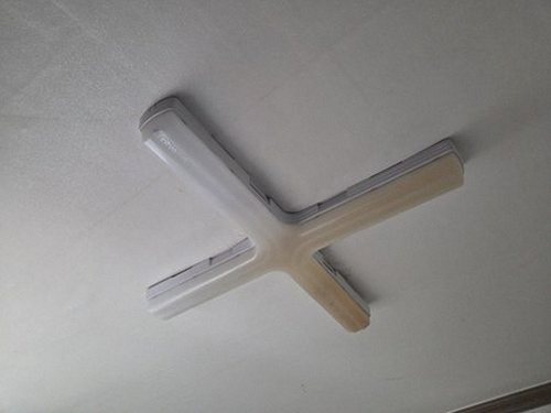 누수탐지 수리 후 도배를 마친 안방 벽면의 깨끗한 모습