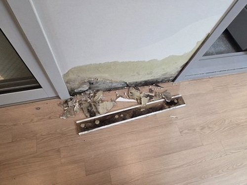 병점구 누수탐지 벽지 얼룩 높이를 살피는 모습