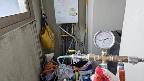 일산동구 누수탐지 벽면 외벽 틈과 창틀 주변 젖음 흔적을 살피는 장면
