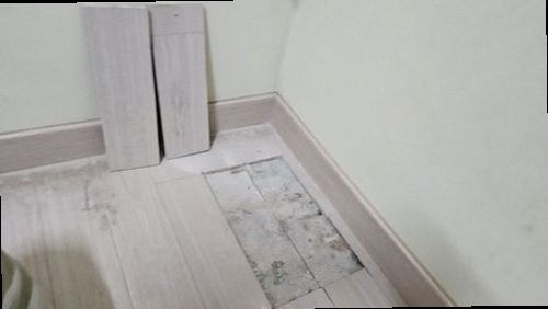 일산서구 누수탐지 천장 가장자리 벽지 들뜸을 점검하는 현장 장면