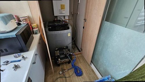 강화군 누수탐지 벽면 외벽과 창틀이 맞닿은 부분을 살피는 모습