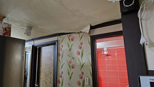 계양구 누수탐지 창틀 주변과 외벽 틈을 살펴보는 모습