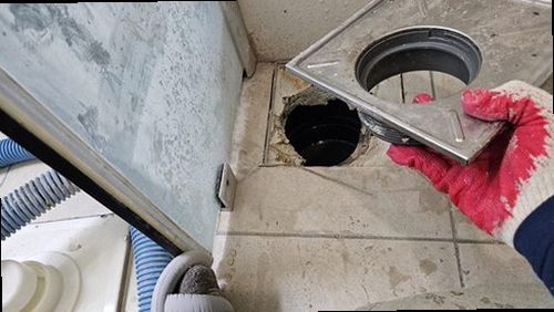 계양구 누수탐지 벽면 모서리에 번진 빗물 자국과 배관 주변 얼룩을 살피는 현장 모습