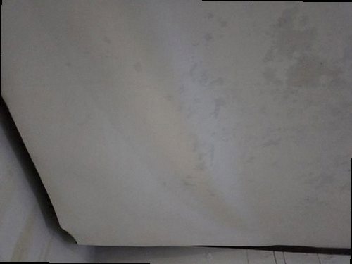 남동구 누수탐지 안방 벽지 가장자리에 생긴 얼룩 자국을 날짜별로 기록하는 모습