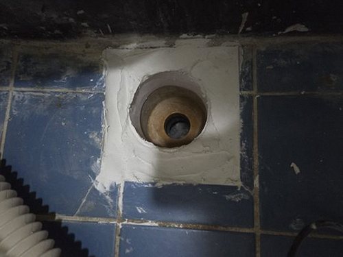 누수탐지 수도계량기와 수전 상태를 함께 확인하는 장면