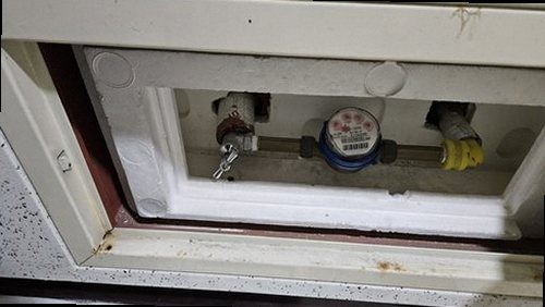 남동구 누수탐지 싱크대 하부장 안쪽 배관 연결부를 살피는 모습