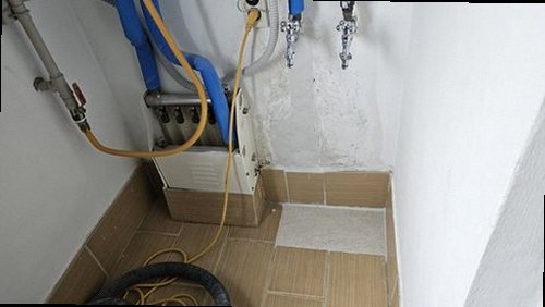 남동구 누수탐지 벽면 얼룩 위치를 살피는 점검 장면