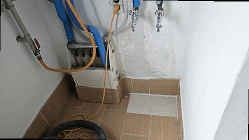 옹진군 누수탐지 벽면 얼룩과 배관 주변을 살피는 점검 장면